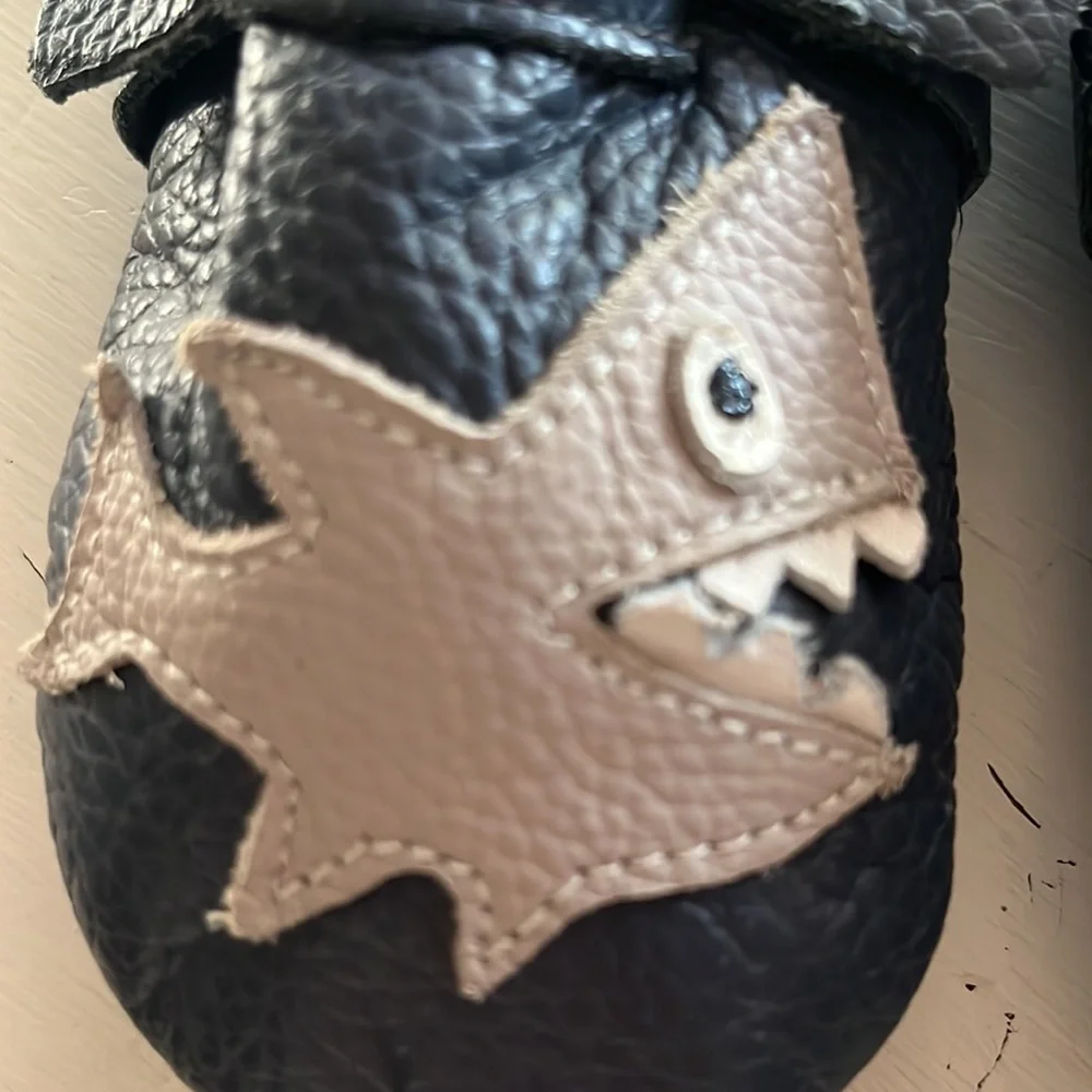 Toddler blue leather unisex mocassins with gray shark 18-24/5